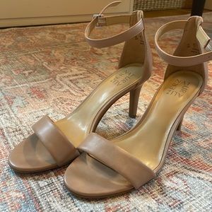 Naturalizer tan like new ankle strap heels